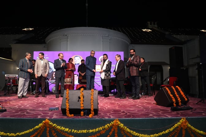 हुनर क्रिएशन एंड क्राफ्ट एसोसिएशन की ओर से कैंट के एमबी क्लब में आयोजित कार्यक्रम में गायक हरिह हुनर क्रिएशन एंड क्राफ्ट एसोसिएशन की ओर से कैंट के एमबी क्लब में आयोजित कार्यक्रम में गायक हरिह