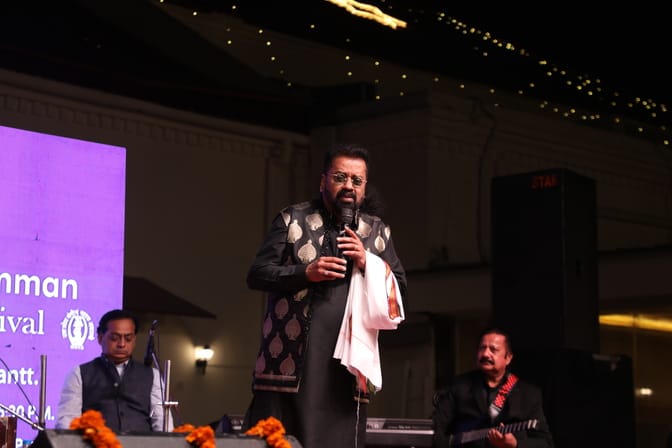 हुनर क्रिएशन एंड क्राफ्ट एसोसिएशन की ओर से कैंट के एमबी क्लब में आयोजित कार्यक्रम में गायक हरिह हुनर क्रिएशन एंड क्राफ्ट एसोसिएशन की ओर से कैंट के एमबी क्लब में आयोजित कार्यक्रम में गायक हरिह