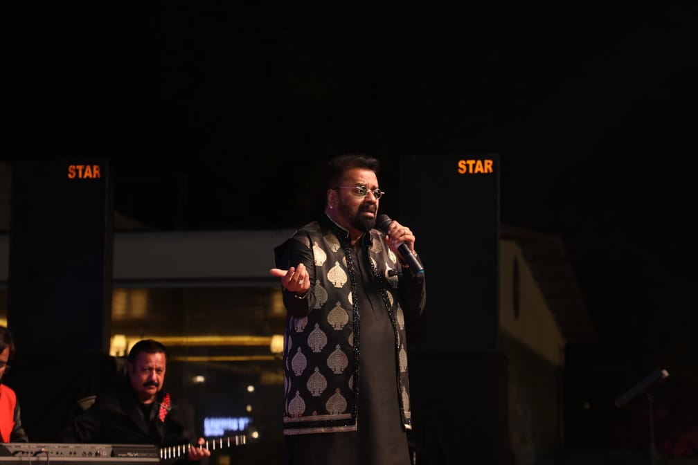 हुनर क्रिएशन एंड क्राफ्ट एसोसिएशन की ओर से कैंट के एमबी क्लब में आयोजित कार्यक्रम में गायक हरिह हुनर क्रिएशन एंड क्राफ्ट एसोसिएशन की ओर से कैंट के एमबी क्लब में आयोजित कार्यक्रम में गायक हरिह
