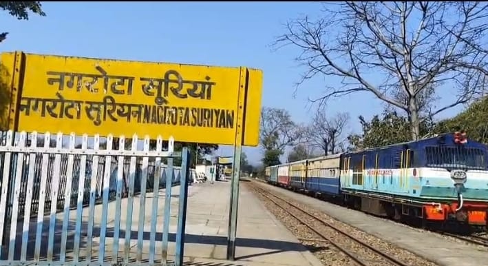 हरिपुर में सब्जी की दुकानों को निरीक्षण करते हुए खाद्य, आपूर्ति एवं उपभोक्ता मामले विभाग की टीम हरिपुर में सब्जी की दुकानों को निरीक्षण करते हुए खाद्य, आपूर्ति एवं उपभोक्ता मामले विभाग की टीम
