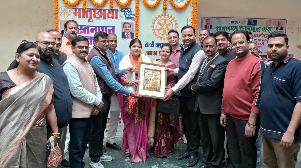 जिला महिला अस्पताल में निरीक्षण करतीं उपाध्यक्ष राज्य महिला आयोग। श्रोत-जिला सूचना कार्यालय