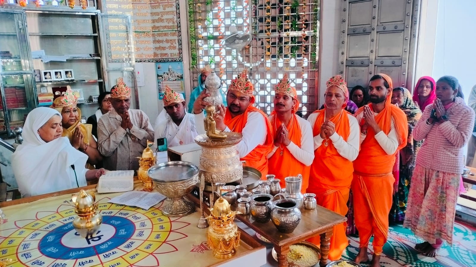 कैलाश पर्वत पर चल रहे भक्तांबर विधान पाठ में पूजा अर्चना करते श्रद्धालु स्रोत संवाद कैलाश पर्वत पर चल रहे भक्तांबर विधान पाठ में पूजा अर्चना करते श्रद्धालु स्रोत संवाद