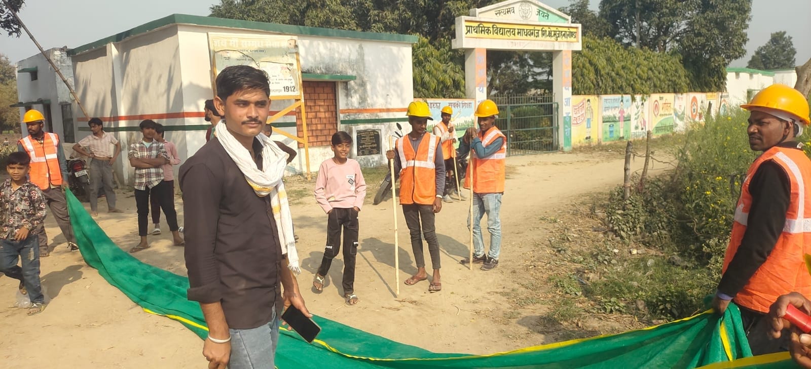 कल्याण नगर में मंगलवार को कुत्तों को पकड़ने के लिए जाल लगाकर खड़े पंचायत कर्मी और कुत्तों के डर