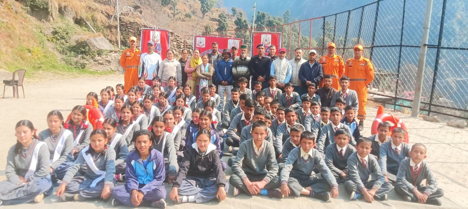 किन्नू स्कूल में आपदा के वक्त किए जाने वाले राहत कार्यों का प्रशिक्षण प्राप्त करती छात्राएं। स् किन्नू स्कूल में आपदा के वक्त किए जाने वाले राहत कार्यों का प्रशिक्षण प्राप्त करती छात्राएं। स्