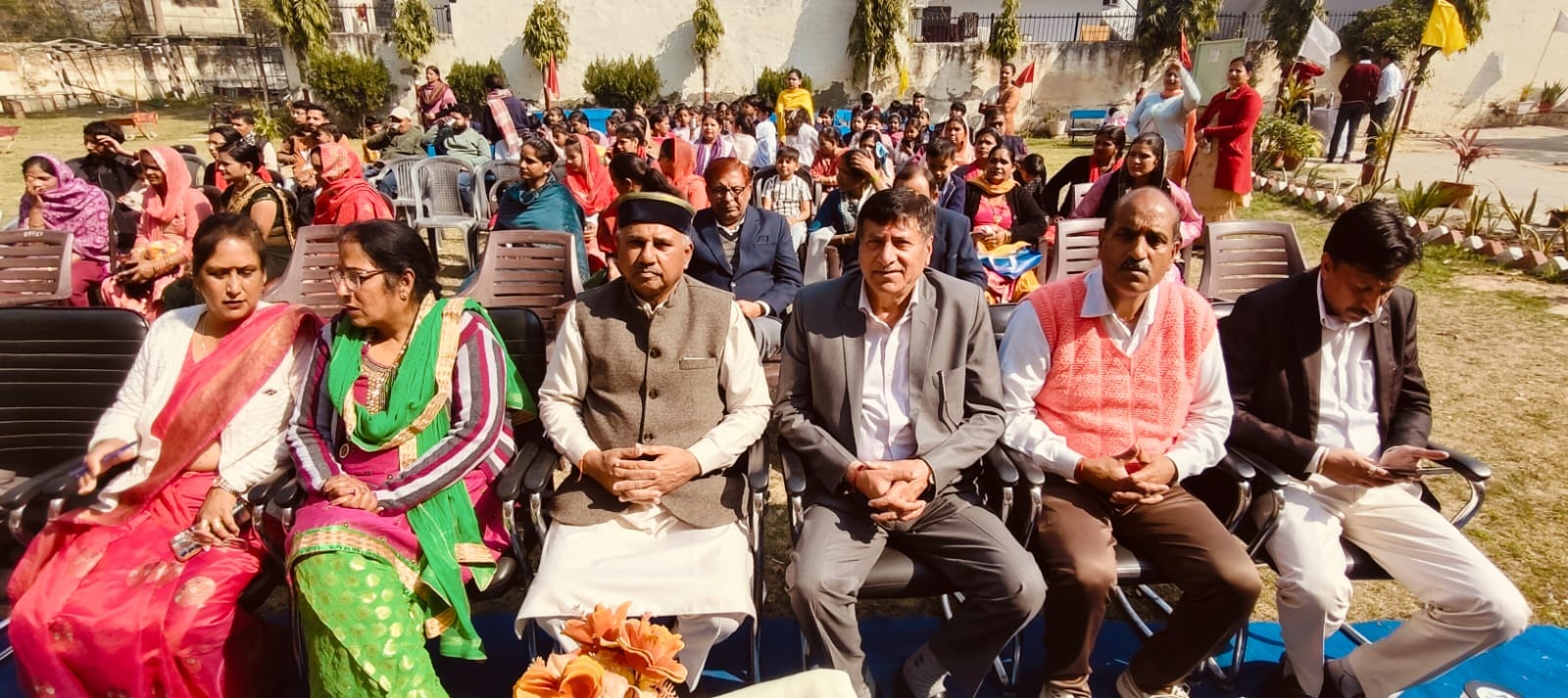कुरुक्षेत्र। गीता निकेतन विद्या मंदिर में आशीर्वाद समारोह में मौजूद स्टाफ सदस्य व अभिभावक। विज