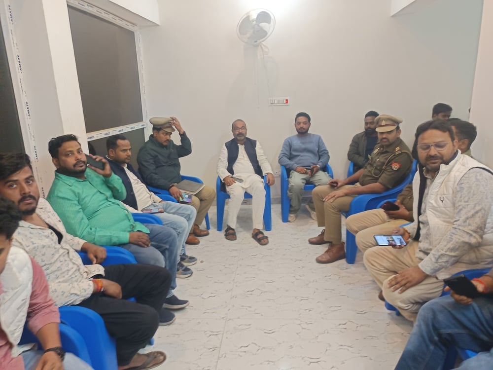 कसया नगर में श्रीराम जानकी नगर वार्ड में कांग्रेस जिलाध्यक्ष रविंद्र विश्वकर्मा को हाउस आरेस्ट कसया नगर में श्रीराम जानकी नगर वार्ड में कांग्रेस जिलाध्यक्ष रविंद्र विश्वकर्मा को हाउस आरेस्ट