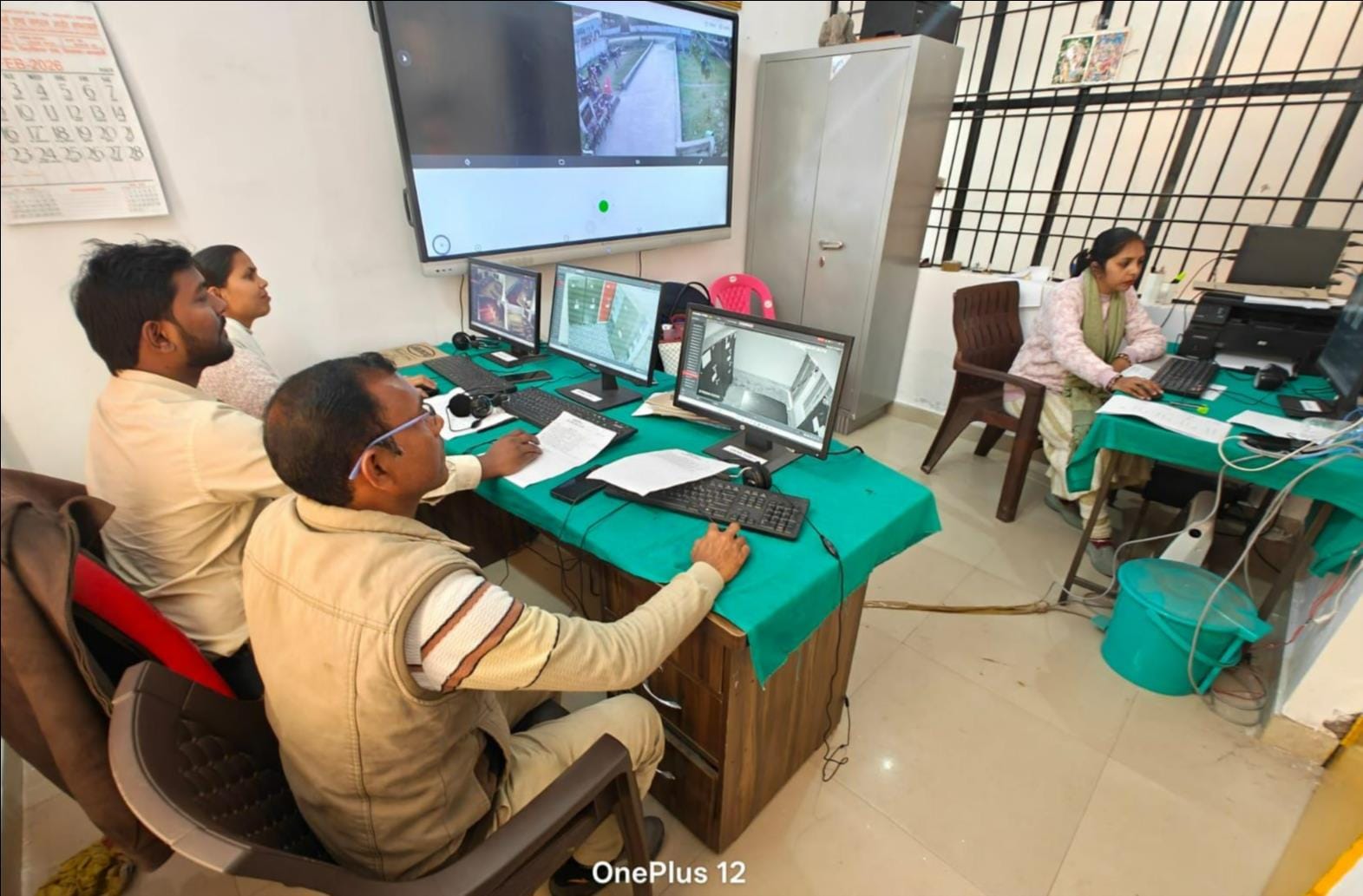 केंद्रीय विद्यालय भिनगा में परिक्षार्थियों की जांच करते शिक्षक