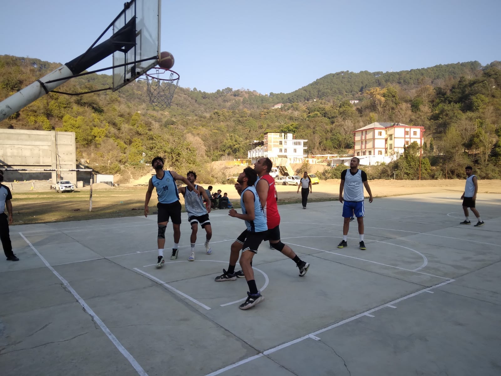 खेल मैदान में आयोजित राज्य स्तरीय बास्केटबाल प्रतियोगिता के दौरान खिलाड़ी। संवाद खेल मैदान में आयोजित राज्य स्तरीय बास्केटबाल प्रतियोगिता के दौरान खिलाड़ी। संवाद