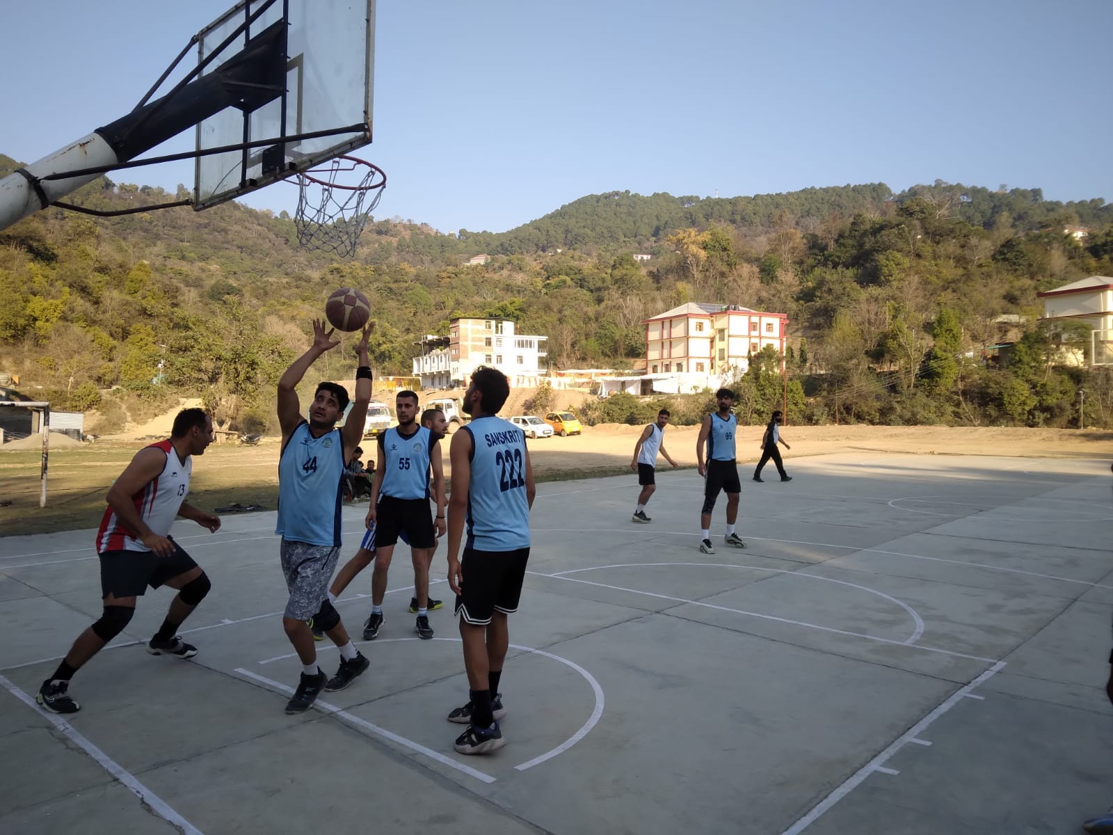 खेल मैदान में आयोजित राज्य स्तरीय बास्केटबाल प्रतियोगिता के दौरान खिलाड़ी। संवाद खेल मैदान में आयोजित राज्य स्तरीय बास्केटबाल प्रतियोगिता के दौरान खिलाड़ी। संवाद