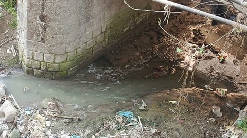 नगर निगम हमीरपुर के तहत तहत हाउसिंग कॉलोनी में टूटी हुई नाली से खुले में बह रही सीवरेज। संवाद