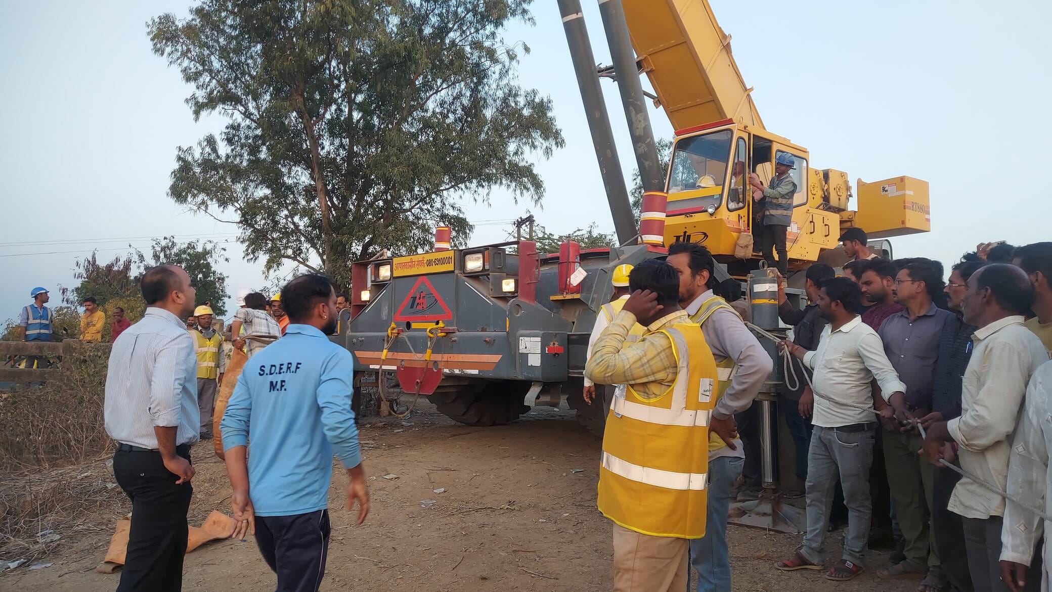 नरसिंहगढ़ में पुल की रेलिंग तोड़कर सुनार नदी में समय कार 