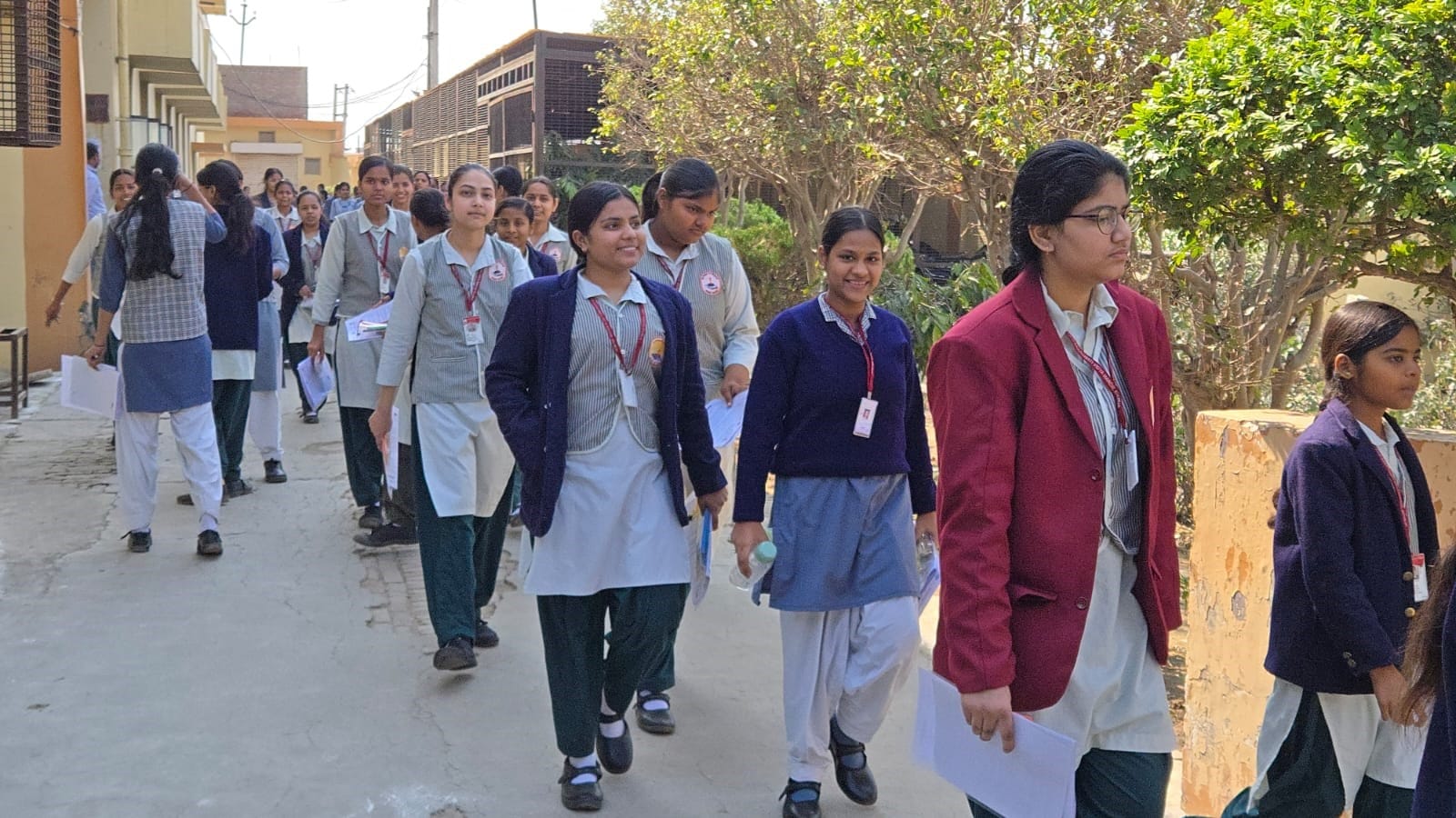सीबीएसई:  सलेमपुर क्षेत्र के एक परीक्षा  केंद्र से परीक्षा देकर लौटते परीक्षार्थी। संवाद