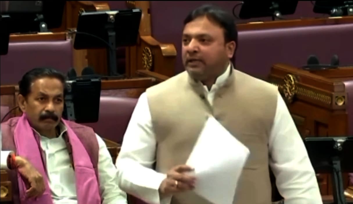 सदन में बोलते मुबारकपुर विधानसभा के विधायक अखिलेश यादव । संवाद