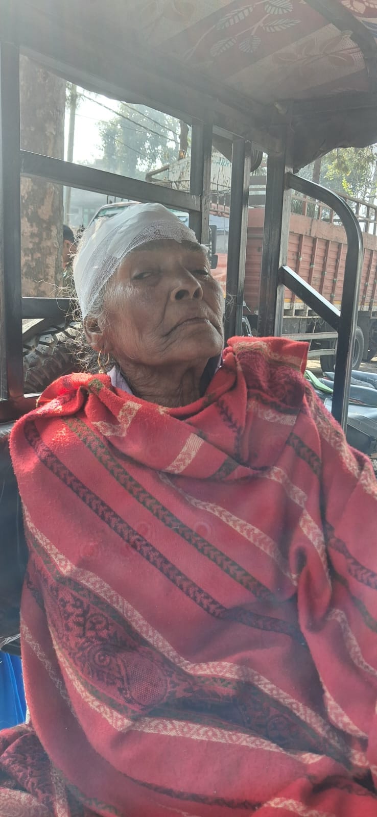 स्योहारा। ग्राम कुरी में हुई सड़क दुर्घटना में परिजनों को समझाते पुलिस अधिकारी व घायल