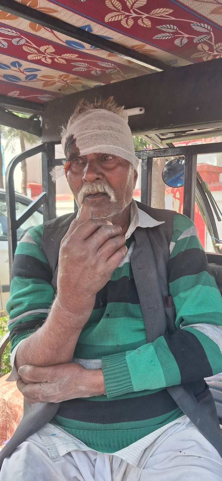 स्योहारा। ग्राम कुरी में हुई सड़क दुर्घटना में परिजनों को समझाते पुलिस अधिकारी व घायल