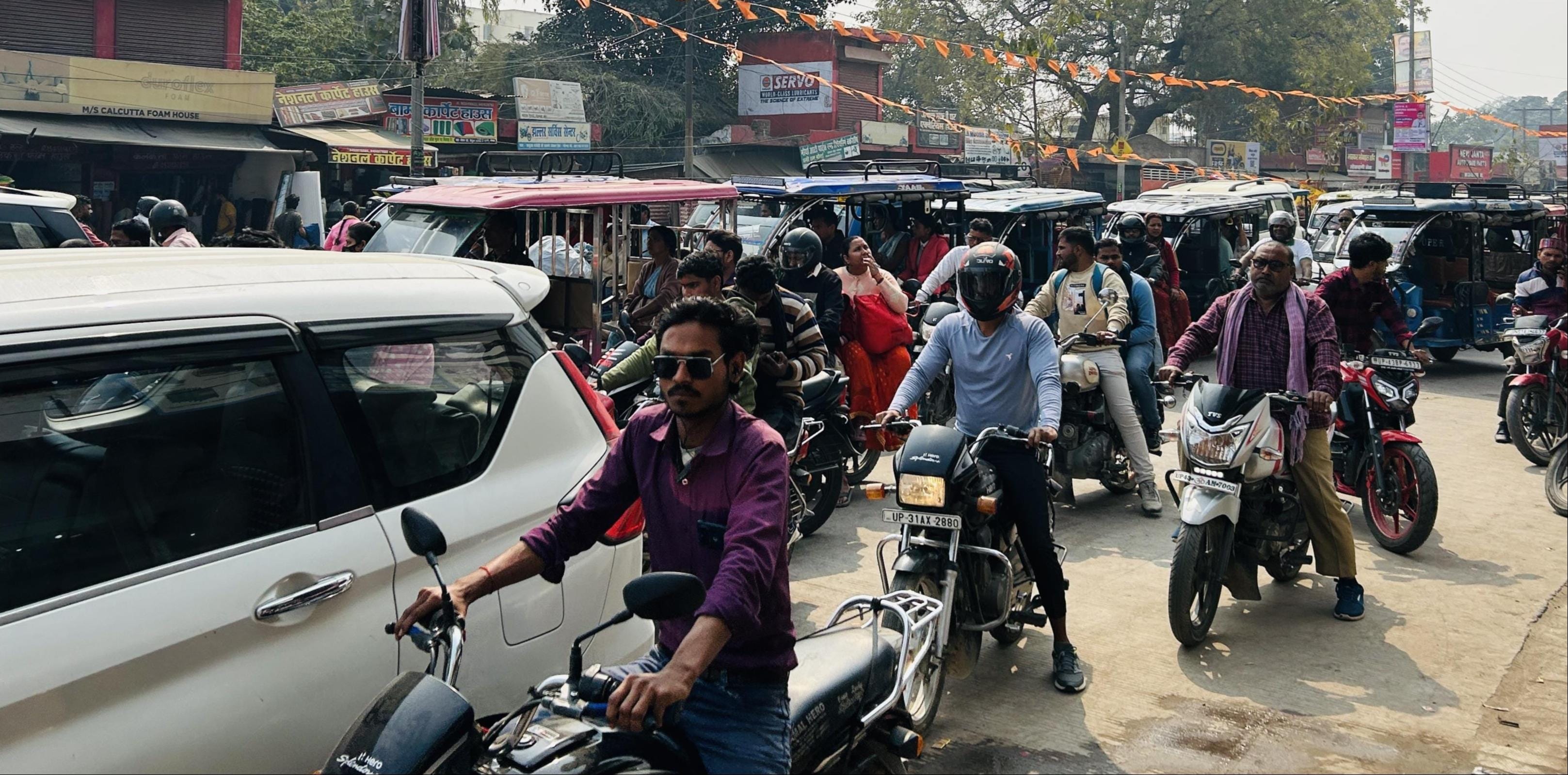 शहर में मंगलवार को स्टेशन रोड व बस स्टेशन के पास लगा जाम। -संवाद शहर में मंगलवार को स्टेशन रोड व बस स्टेशन के पास लगा जाम। -संवाद