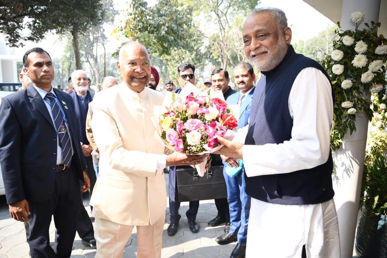 श्री रामचंद्र मिशन आश्रम में भजन प्रस्तुत करते चरनप्रीत। स्रोत: मिशन