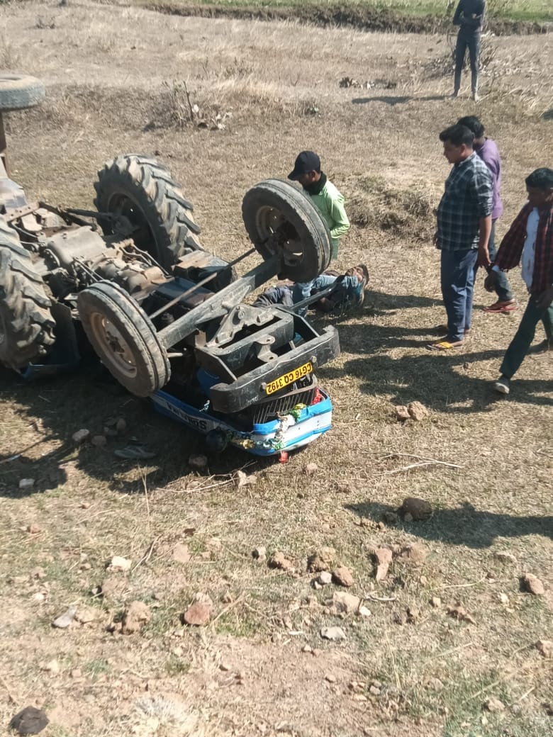 ट्रैक्टर अनियत्रित होकर पलटा चालक की मौके पर मौत,,