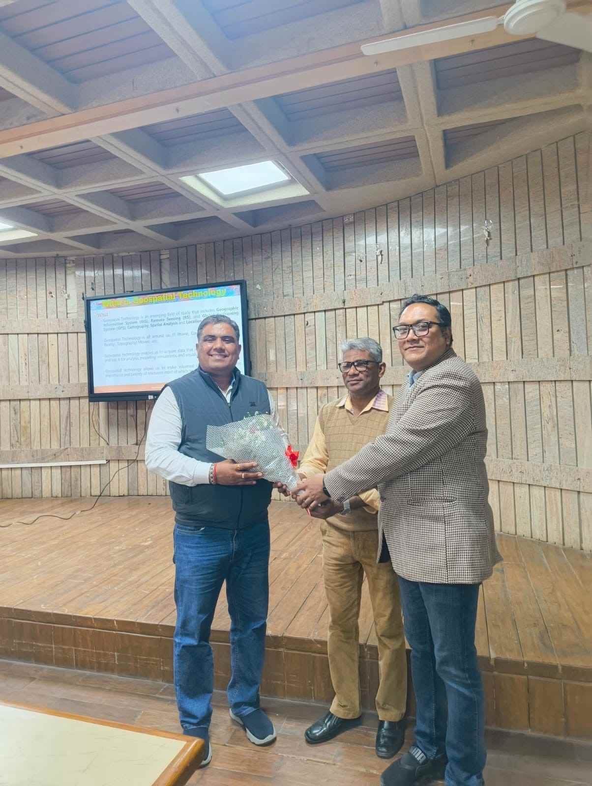 16 सुपवा के मिनी सभागार में भारंगम व सारंग महोत्सव की कामयाबी के लिए मेहनत करने वाले स्टाफ का ह 16 सुपवा के मिनी सभागार में भारंगम व सारंग महोत्सव की कामयाबी के लिए मेहनत करने वाले स्टाफ का ह