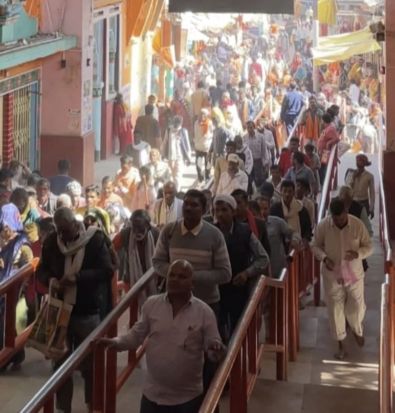 17 सीकेटीपी-20-रामघाट मंदाकिनी नदी में स्नान के लिए श्रद्धालुओं की भीड़। संवाद 17 सीकेटीपी-20-रामघाट मंदाकिनी नदी में स्नान के लिए श्रद्धालुओं की भीड़। संवाद