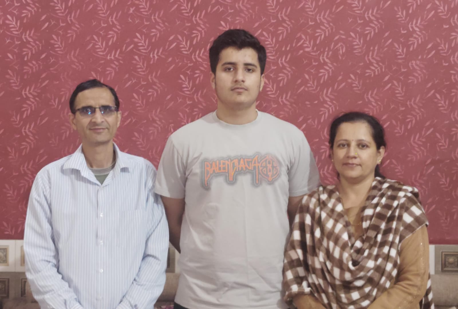 17jjrp06- छारा चुंगी निवासी महक अपने परिवार के सदस्यों के साथ। स्रोत-परिजन 17jjrp06- छारा चुंगी निवासी महक अपने परिवार के सदस्यों के साथ। स्रोत-परिजन