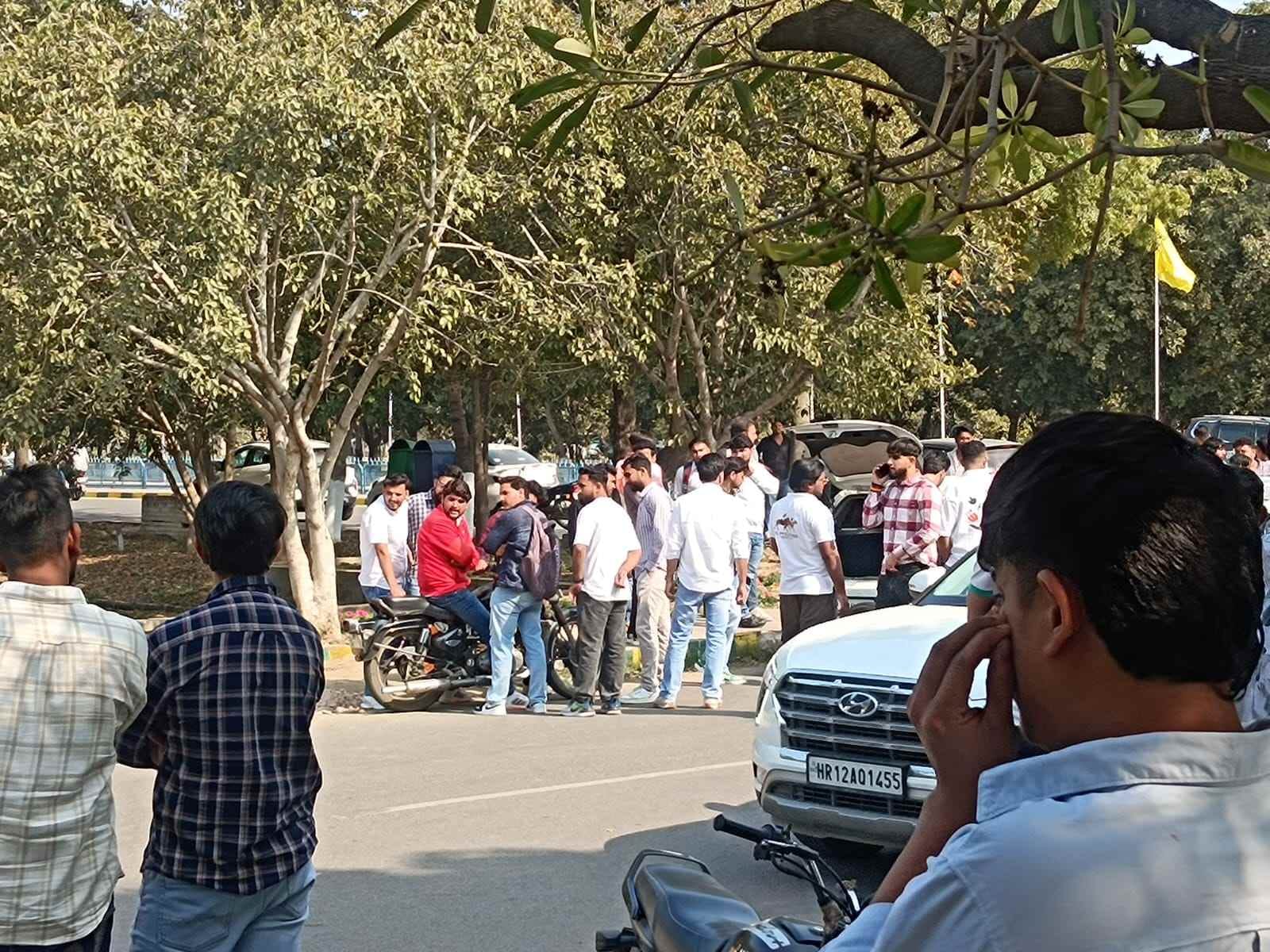 35 एमडीयू में लाइब्रेरी के बाहर छात्रों के दो गुटों के बीच हुए विवाद के बाद मौके पर जुटी भीड़। 35 एमडीयू में लाइब्रेरी के बाहर छात्रों के दो गुटों के बीच हुए विवाद के बाद मौके पर जुटी भीड़।
