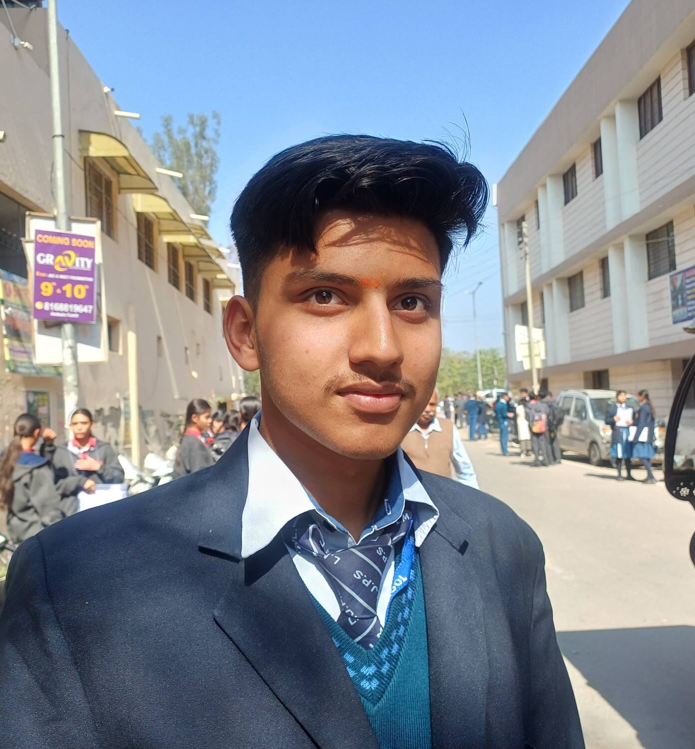 अंबाला छावनी में केंद्रीय माध्यमिक शिक्षा बोर्ड 10वीं की परीक्षा देकर परीक्षा केंद्र से बाहर आत