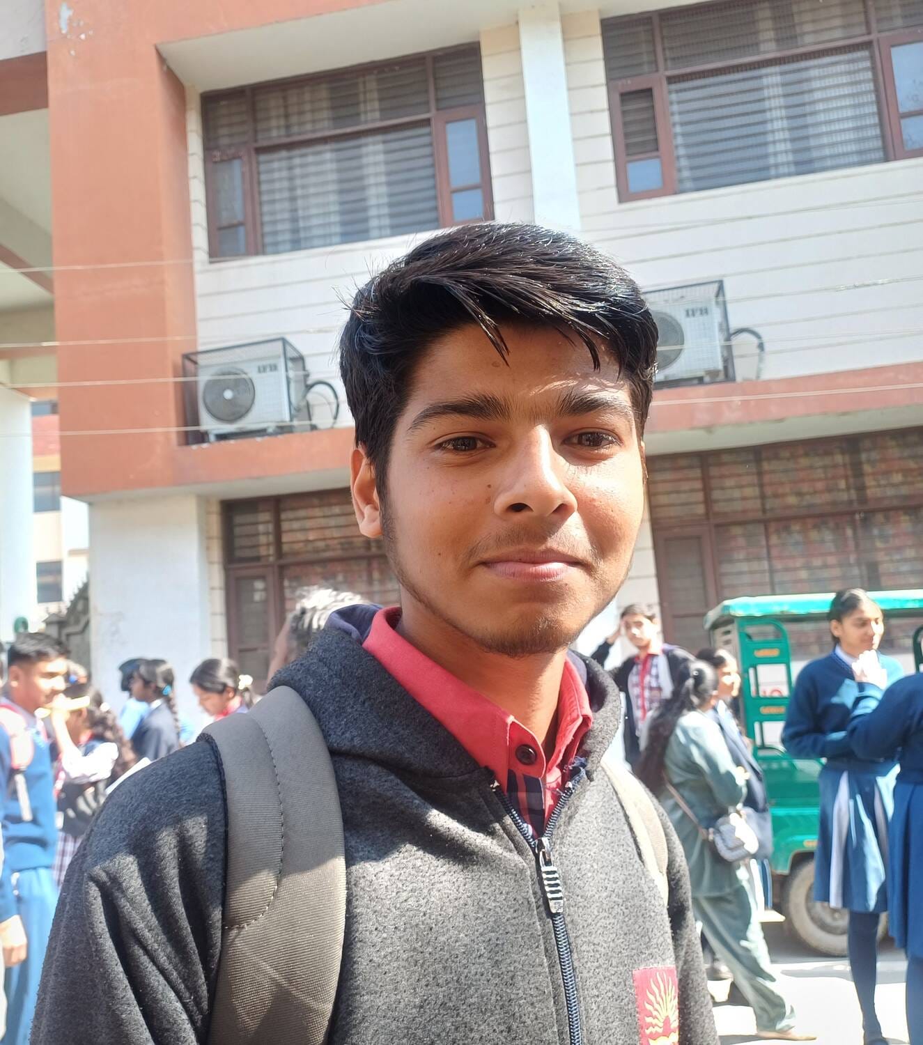 अंबाला छावनी में केंद्रीय माध्यमिक शिक्षा बोर्ड 10वीं की परीक्षा देकर परीक्षा केंद्र से बाहर आत