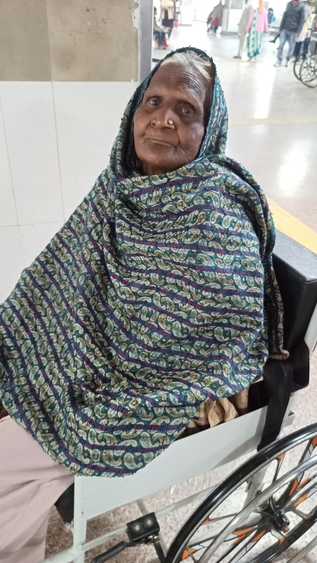 अस्पताल में पर्ची बनवाने के लिए लगी महिलाओं की भीड़। संवाद