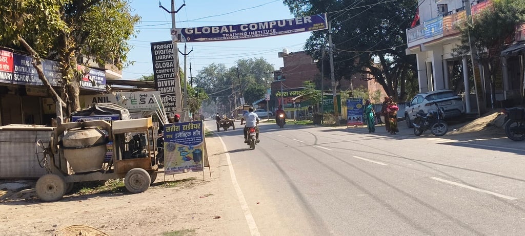 भरवारी कस्बे के मंझनपुर रोड में बीच सड़क व रेलवे फाटक पर में टगी अवैध होर्डिंग भरवारी कस्बे के मंझनपुर रोड में बीच सड़क व रेलवे फाटक पर में टगी अवैध होर्डिंग