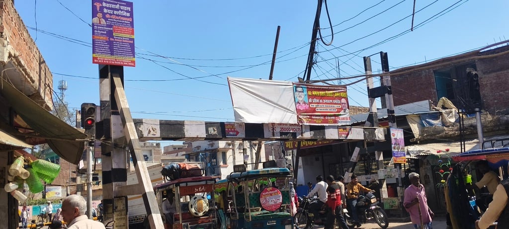 भरवारी कस्बे के मंझनपुर रोड में बीच सड़क व रेलवे फाटक पर में टगी अवैध होर्डिंग भरवारी कस्बे के मंझनपुर रोड में बीच सड़क व रेलवे फाटक पर में टगी अवैध होर्डिंग