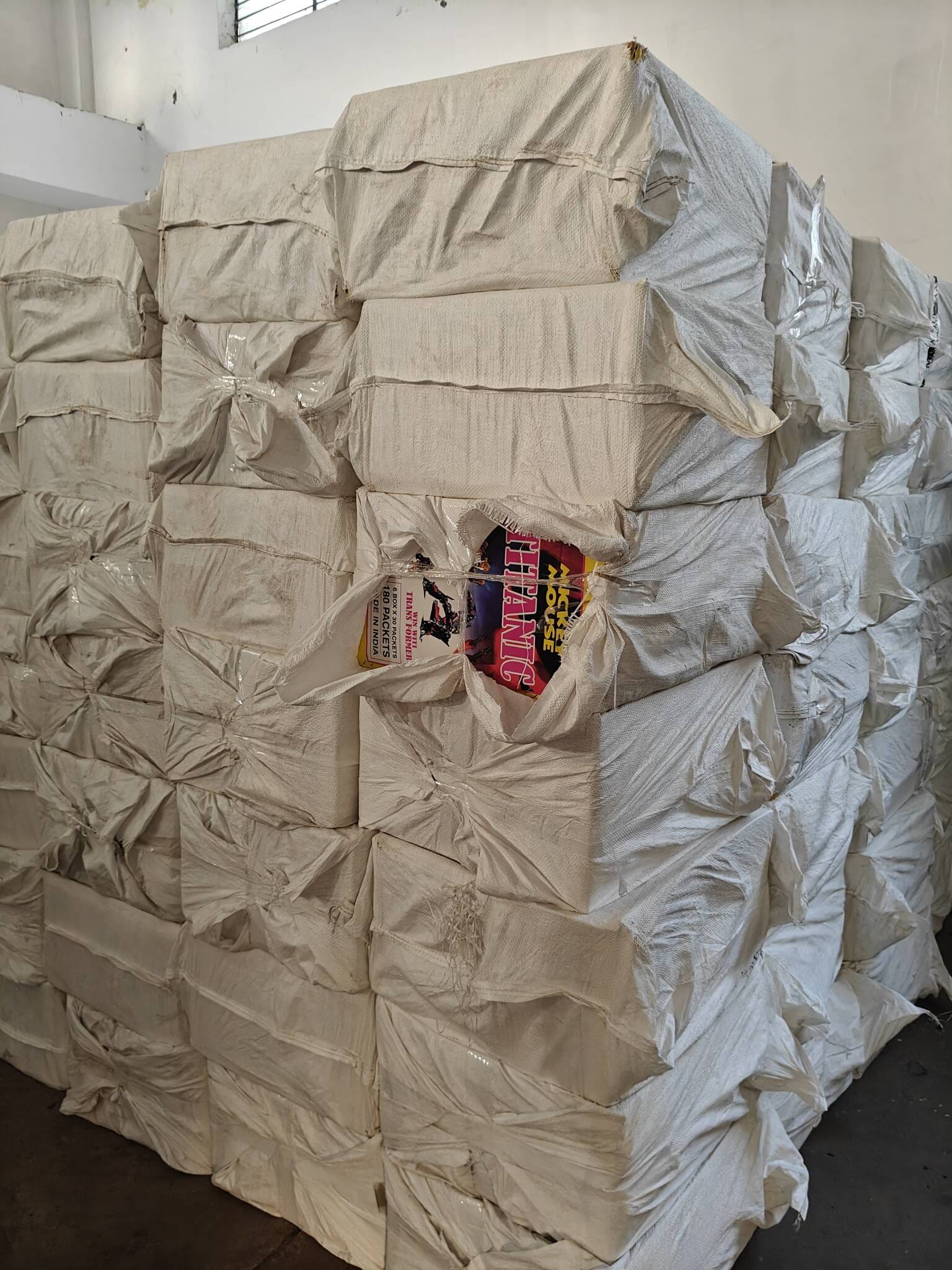 भिवाड़ी में प्रचुर मात्रा में अवैध विस्फोटक बारूद व पटाखे जप्त, आईजी राघवेन्द्र सुहासा ने किया म