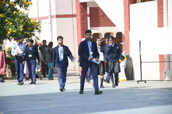 बोर्ड परीक्षा के बाद परीक्षार्थी। 