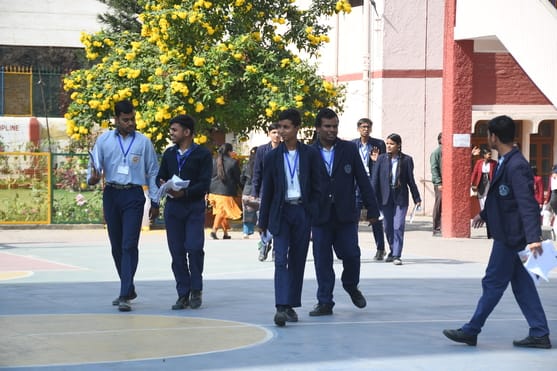 बोर्ड परीक्षा के बाद परीक्षार्थी। 
