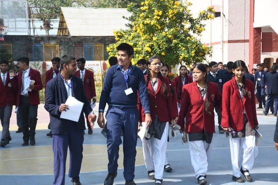 बोर्ड परीक्षा के बाद परीक्षार्थी। 