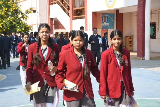 बोर्ड परीक्षा के बाद परीक्षार्थी। 