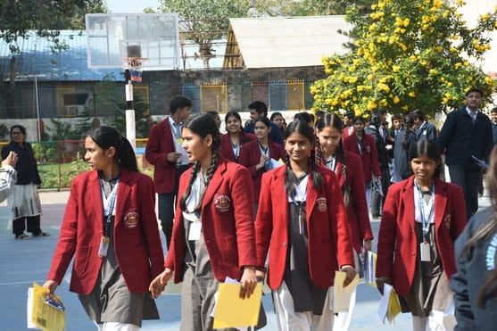 बोर्ड परीक्षा के बाद परीक्षार्थी। 
