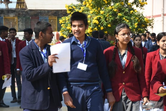 बोर्ड परीक्षा के बाद परीक्षार्थी। 
