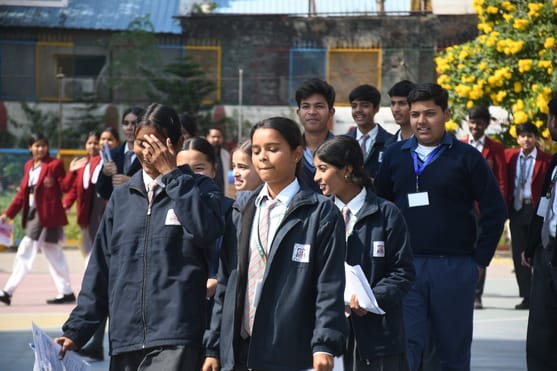 बोर्ड परीक्षा के बाद परीक्षार्थी। 