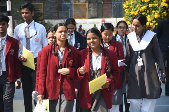 बोर्ड परीक्षा के बाद परीक्षार्थी। 