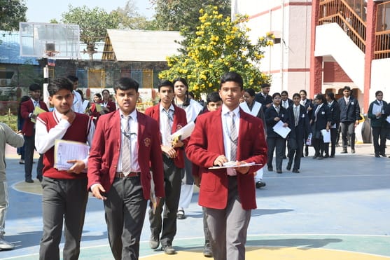 बोर्ड परीक्षा के बाद परीक्षार्थी। 