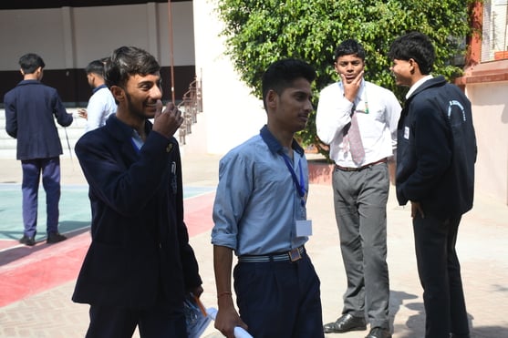 बोर्ड परीक्षा के बाद परीक्षार्थी। 