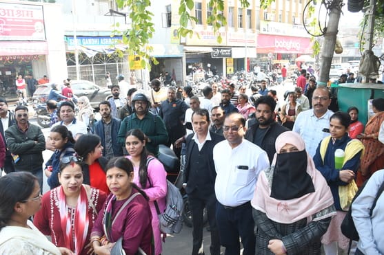 बोर्ड परीक्षा के बाद परीक्षार्थी। 
