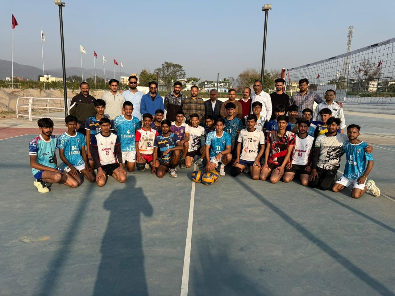 बद्दी में वालीबाल की अंडर 21 महिला की जिला टीम चयन कर्ता के साथ- स्रोत- एसोसिएशन