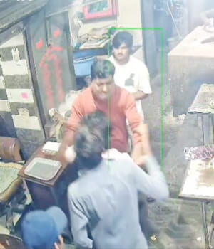ढाबे के बाहर रखे पत्थर तोड़ता आरोपी। ढाबे के बाहर रखे पत्थर तोड़ता आरोपी।