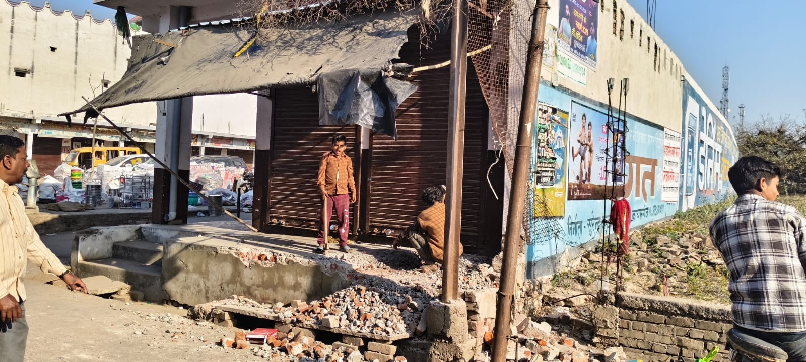 फोटो-14 कंपिल में सामूहिक दुष्कर्म के आरोपी के रिश्तेदार के घर के छज्जे को तोड़ती जेसीबी। संवाद