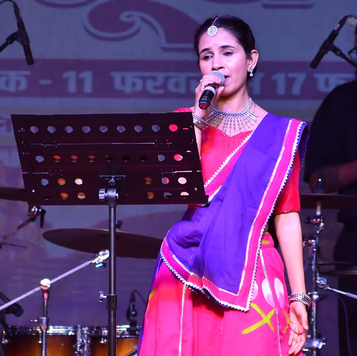 फोटो 17 एमएएचपी 18 परिचय-सूर्य महोत्सव में आल्हा गायन की प्रस्तुति देते चरन सिंह। संवाद फोटो 17 एमएएचपी 18 परिचय-सूर्य महोत्सव में आल्हा गायन की प्रस्तुति देते चरन सिंह। संवाद