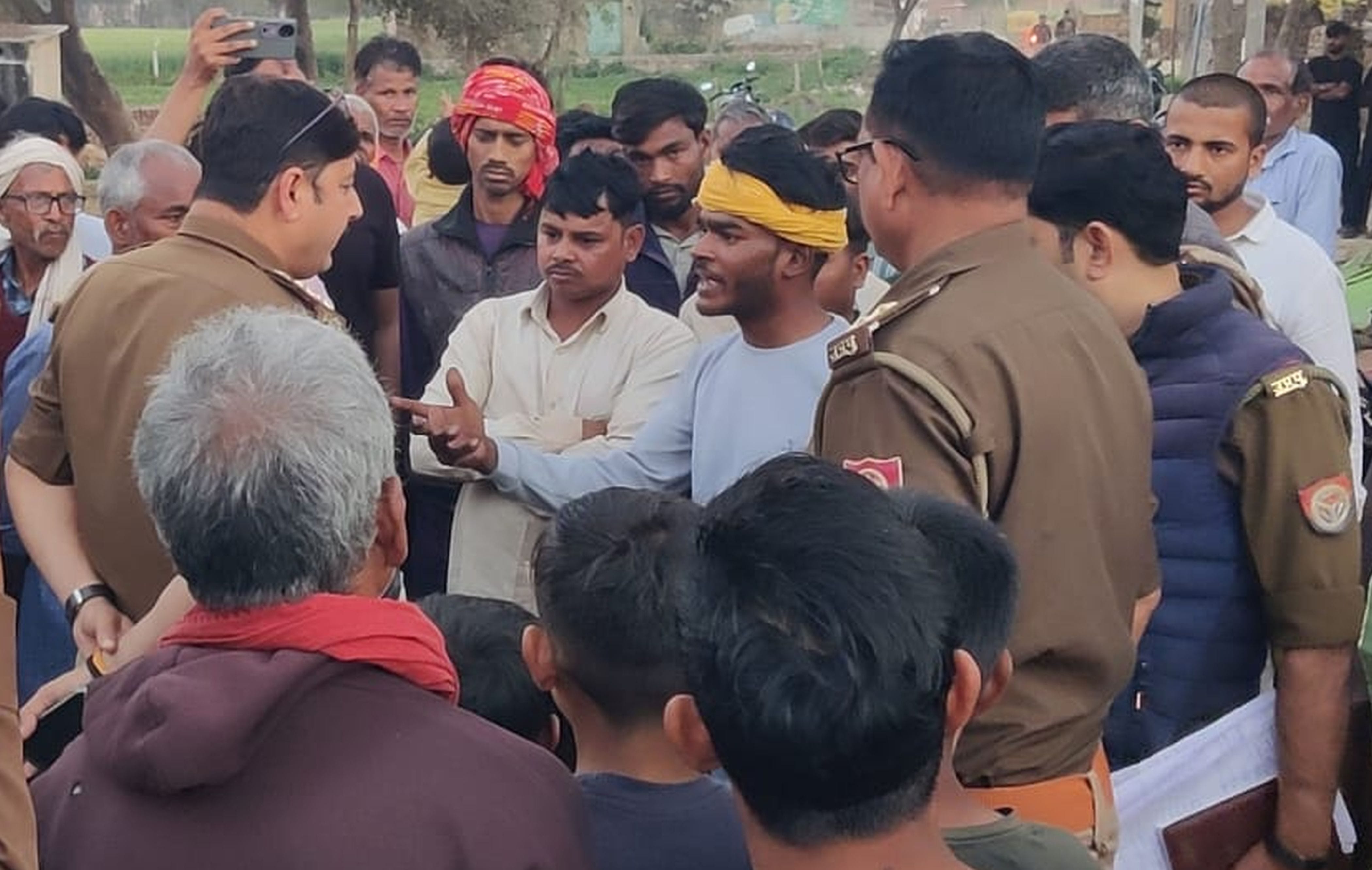 फोटो-27-पुलिस से नोकझोंक करते ग्रामीण। वीडियो ग्रैब फोटो-27-पुलिस से नोकझोंक करते ग्रामीण। वीडियो ग्रैब