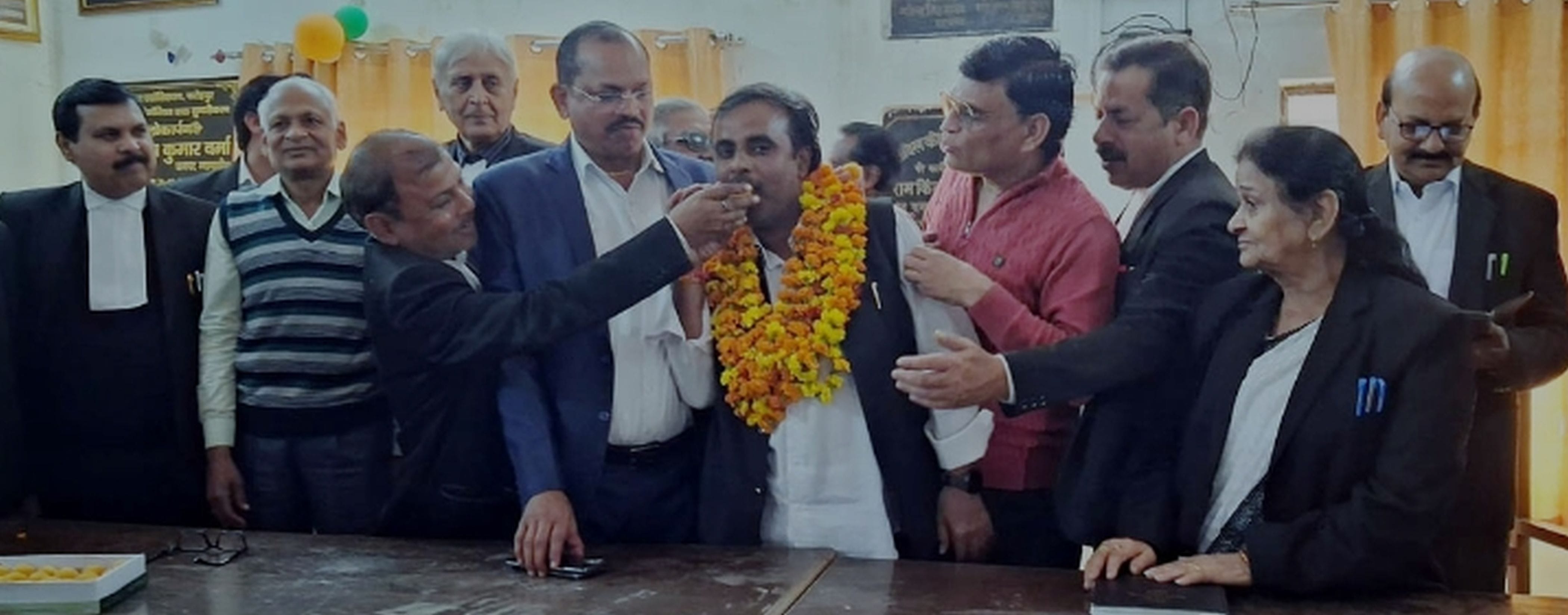 फोटो-28-प्रकोष्ठ के जिलाध्यक्ष का स्वागत करते अधिवक्ता। स्रोत आयोजक फोटो-28-प्रकोष्ठ के जिलाध्यक्ष का स्वागत करते अधिवक्ता। स्रोत आयोजक