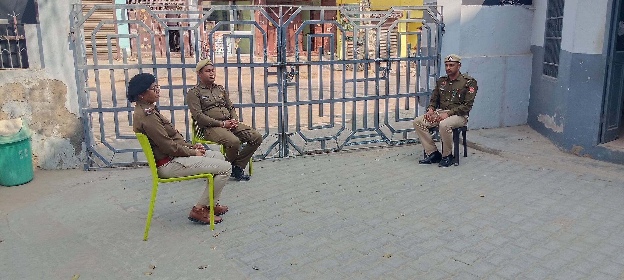 फोटो संख्या:65- हैप्पी स्कूल परीक्षा केंद्र पर विद्यार्थियों की जांच कर भेजती--संवाद फोटो संख्या:65- हैप्पी स्कूल परीक्षा केंद्र पर विद्यार्थियों की जांच कर भेजती--संवाद